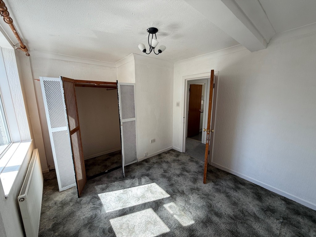 Lot: 145 - TOWN CENTRE FLAT WITH PARKING FOR IMPROVEMENT - Bedroom with carpet